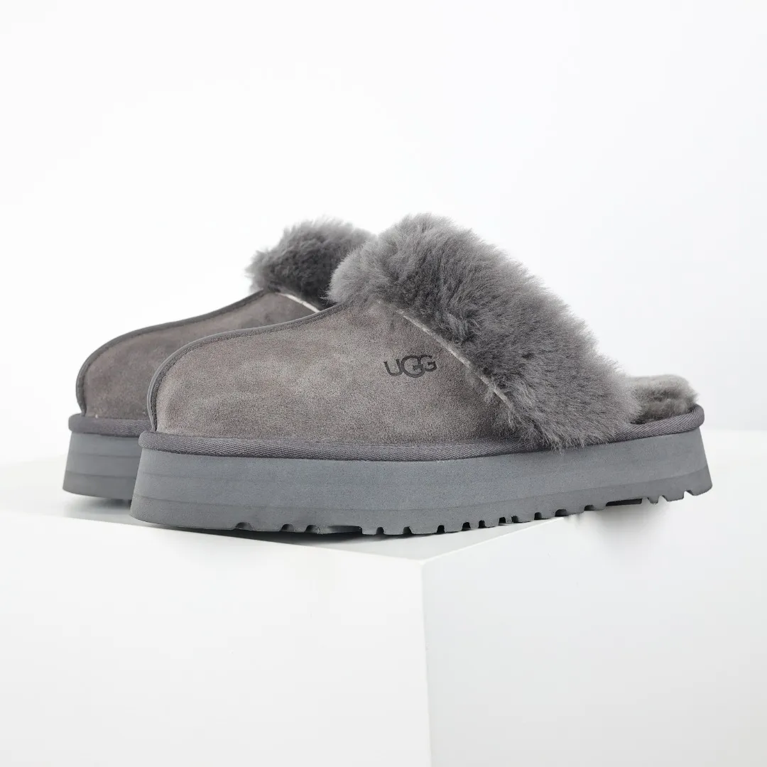 Pick up locally 💰520 Core recommendation with good price In recent years, uug has launched a series of styles, which are partially geared towards the preferences of young consumers and have also moved to the forefront of fashion trends. Shoe body material: water-repellent coated suede upper, 17mm UGGPURE™ implanted wool insole, lightweight non-slip and comfortable rubber outsole, with brand LOGO and trademark, with full packaging Size: 35 36 37 38 39 40